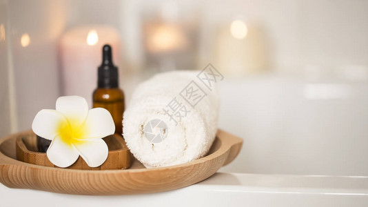 配有freangipani花毛巾和体油浴池温泉皮肤和身体护理治图片