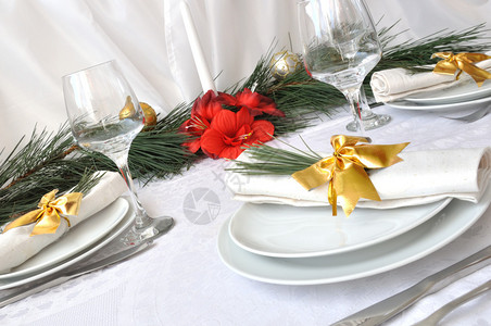 的圣诞新年一桌吃饭图片