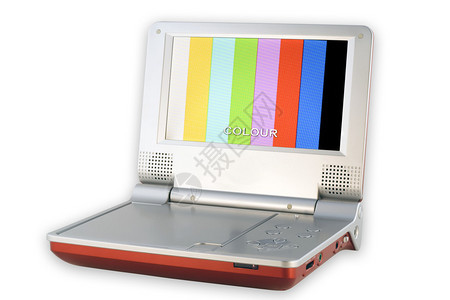 具有低质量像素屏幕的便携式DVD播放器播放颜色测试表在白色上隔离图片