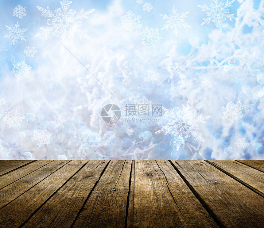 空木板桌有冬季雪花背景准备产图片