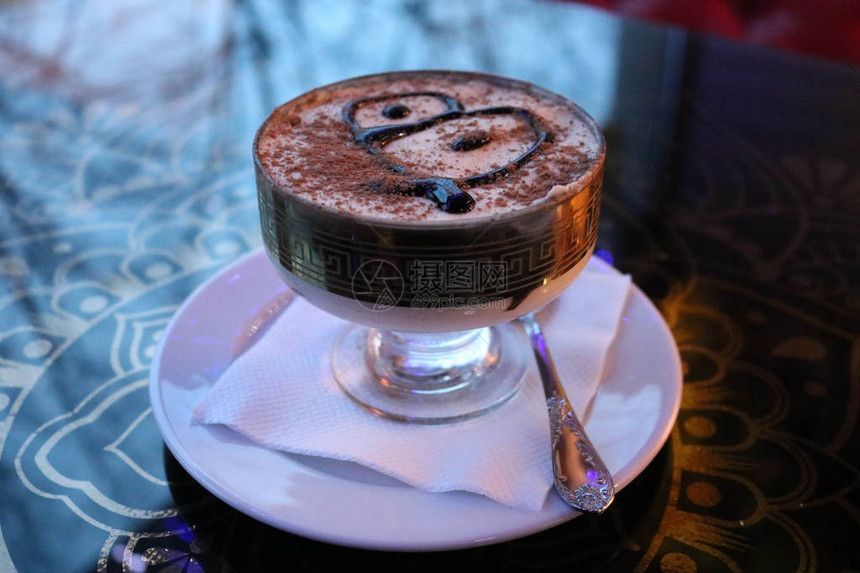 一个美味甜美的提拉米苏甜点晚上在咖啡馆桌边的陶器里图片
