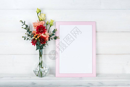 花瓶中的粉红花朵和木本底的相框用图片
