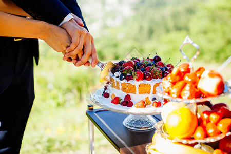 新娘和新郎切结婚水果蛋糕图片