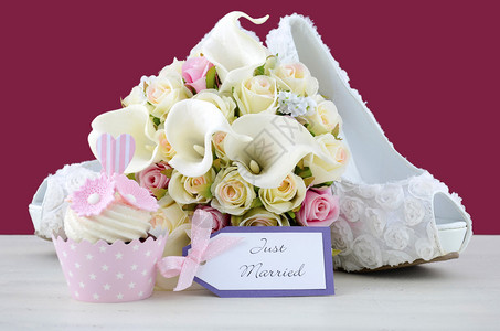 6月新娘概念与纸杯蛋糕白鞋和鲜花在白色破旧的黑衣桌和马背景图片