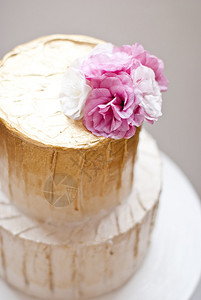 黄金和白色婚礼蛋糕图片