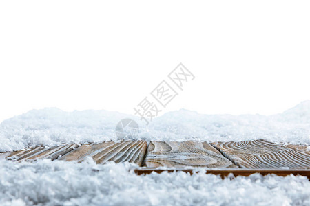 白雪覆盖的条纹棕色木板图片