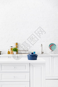 蓝锅和最起码的现代白色厨房室内有选择焦点图片