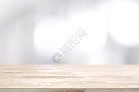模糊白灰色抽象背景上的浅木桌可用于显示或调换您的产背景图片