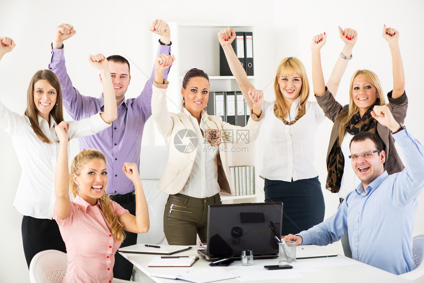 一群快乐的成功的商界人士举起手来看着摄图片