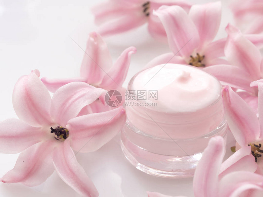 粉色花与开封的粉色护肤品图片