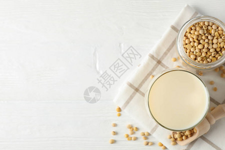 豆类牛奶杯子大豆种子白纸巾木制背图片
