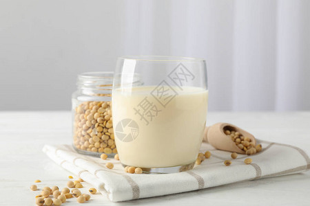 豆类牛奶杯子白背景的大豆种子文背景图片