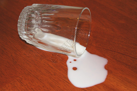 牛奶洒在木桌上图片
