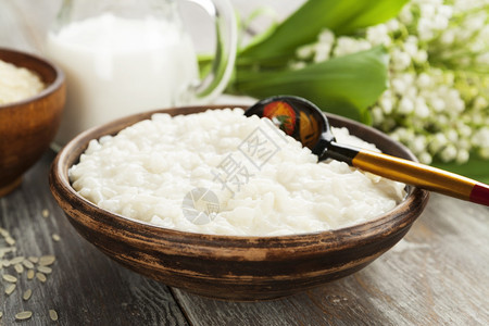 盘子里的米粥和铃兰背景图片