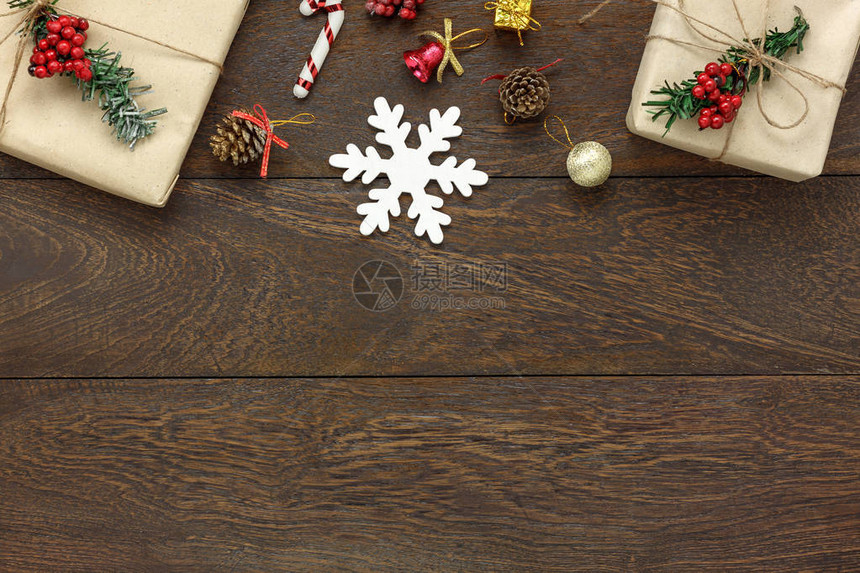 圣诞快乐和新年快乐概念背景的桌面视图现代棕色木材上的基本节日装饰品复制创意文本或措辞的空间设图片