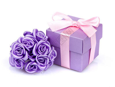 紫色花朵和紫色礼物盒白底图片