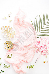 粉色花束热带棕榈叶糊毯怪兽叶板和白色背景的饰品等形式时髦的成份图片