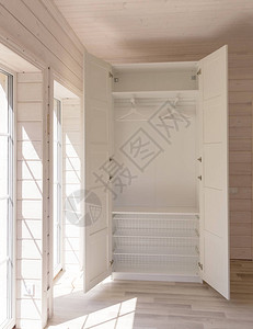 斯堪的纳维亚风格的公寓浅色卧室内部在白色有机木房子里宜家具图片
