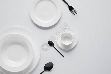 白桌上各种板杯黑勺子和叉图片