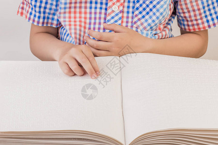 盲童正在看一本用盲文写的书用手指背景