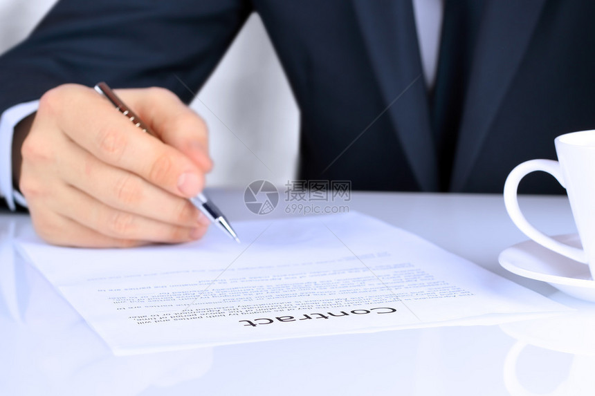 商人正在签合同签订商业合图片