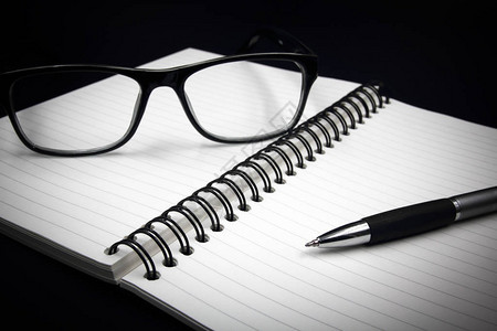 笔记本眼镜和笔图片