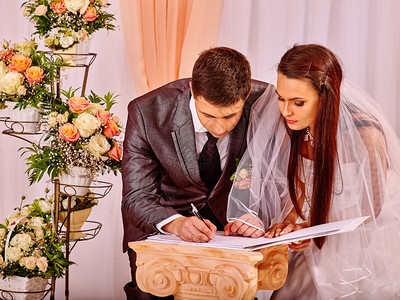 Groom和新娘登记结婚男人在图片