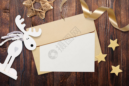 圣诞样机信封与棕色木制背景上的空白纸给圣诞老人的信圣诞冬季设置星图片