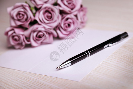 带笔和紫玫瑰的空白卡图片