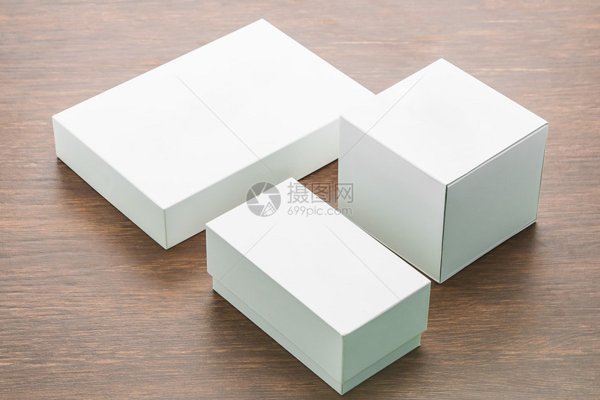 木制背景上模拟的空白盒子图片