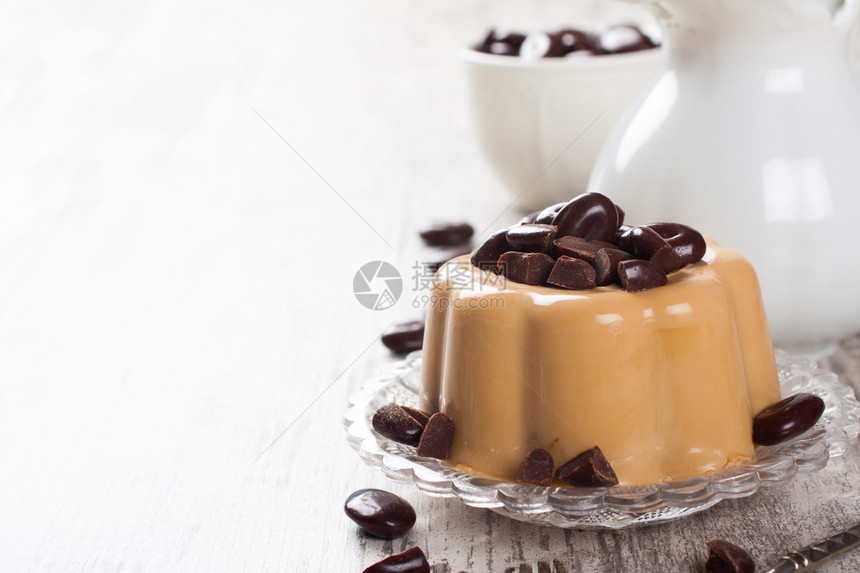 咖啡奶冻配巧克力糖摩卡豆在老式白色背景上的玻璃板上选择焦点带有复制空图片