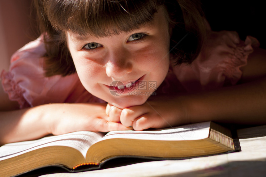 美丽的女孩阅读圣经图片