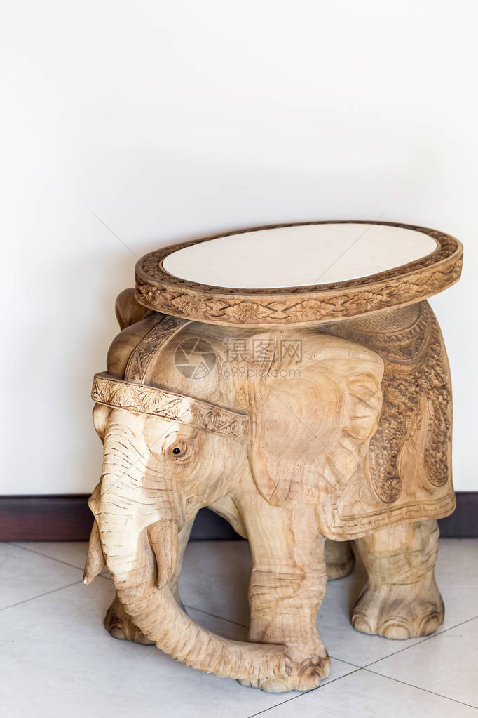 用木头雕刻的椅子大象视图图片