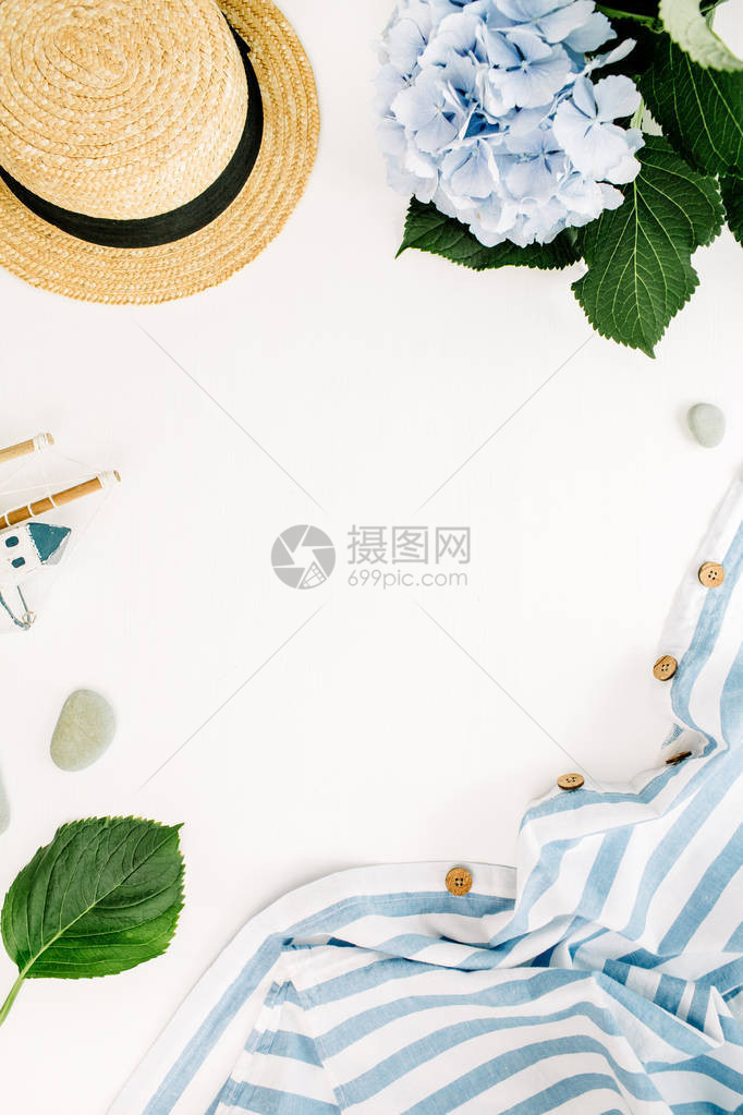 框架边框与蓝色绣球花条纹毯子白色背景上的草帽的复制空间平躺图片