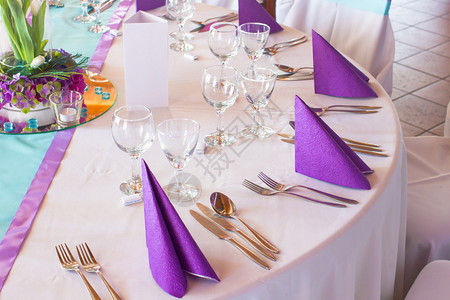 有装饰的蓝色和紫色婚礼椅子图片