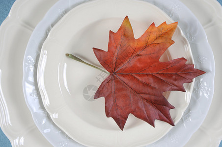 感恩节快乐餐桌的优雅地方以清凉蓝白主题和秋图片