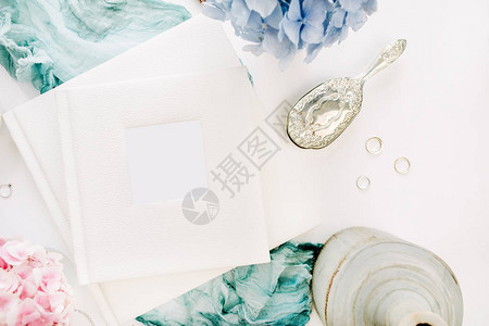 家族婚礼相册彩色花束绿宝石毯子白色背景的装饰品平图片