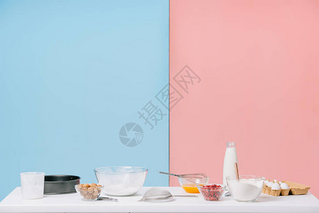 白厨房桌上的各种烹饪原料和用具以双图片