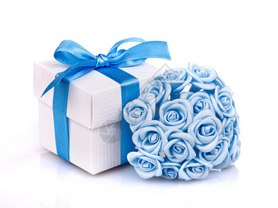 蓝色花朵和白色礼品盒白色背景上有蓝丝带图片