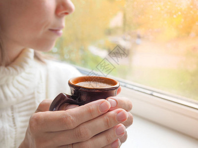 女士在窗边喝茶图片
