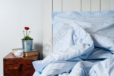 用生锈风格的床铺枕头和毯子蓝布带花的床图片