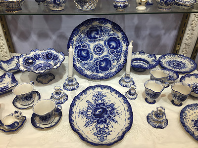 出售蓝瓷器皿选择在商店出售的盘子碗和瓷器蓝色瓷器用盘子和杯子和碗图片