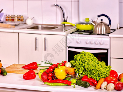 厨房与vagetables表的家庭内部图片