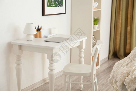 客厅的白色桌子和椅子图片