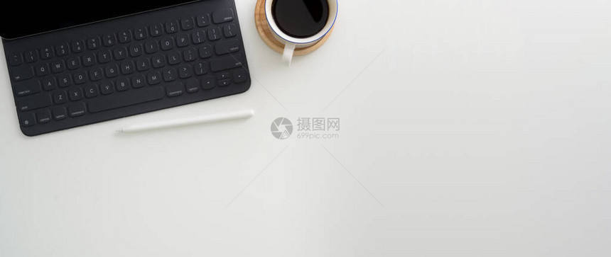 白桌上带有数字平板清晶咖啡杯和复制空间的简单工作图片