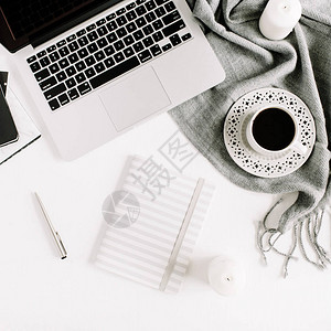 时尚的工作空间有笔记本电脑笔记本和咖啡杯的白色背景图片