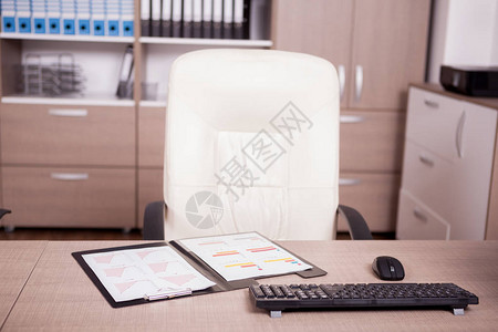 办公室桌子上的业务图表现代空办公室商务室图片