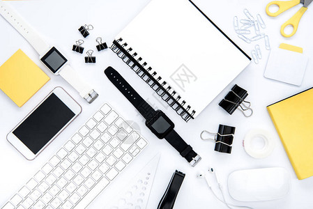 白色的办公用品键盘笔记板智能手机背景图片