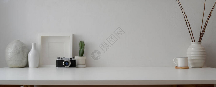 用照相机装饰品和白色墙白桌上复制空间的最小工作空间背景图片