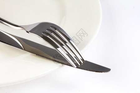 将银器叉勺子和刀的餐具放在白色背景和文字空图片